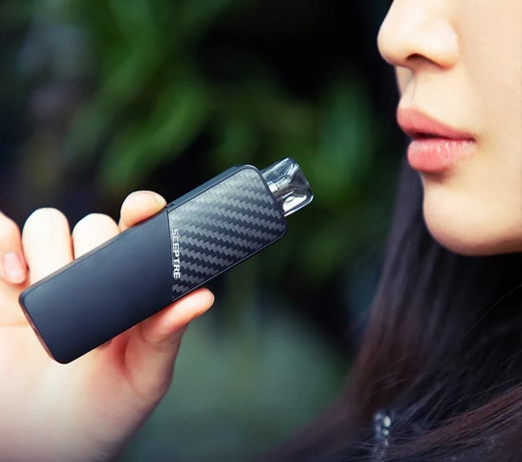 Tjej med marinblå vape